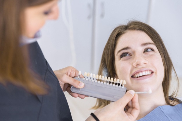 4 mitos sobre o clareamento dental