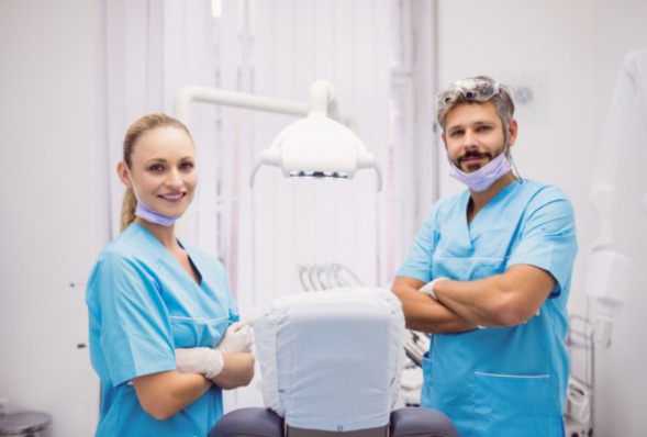 Montar clínica odontológica sozinho ou buscar um sócio?