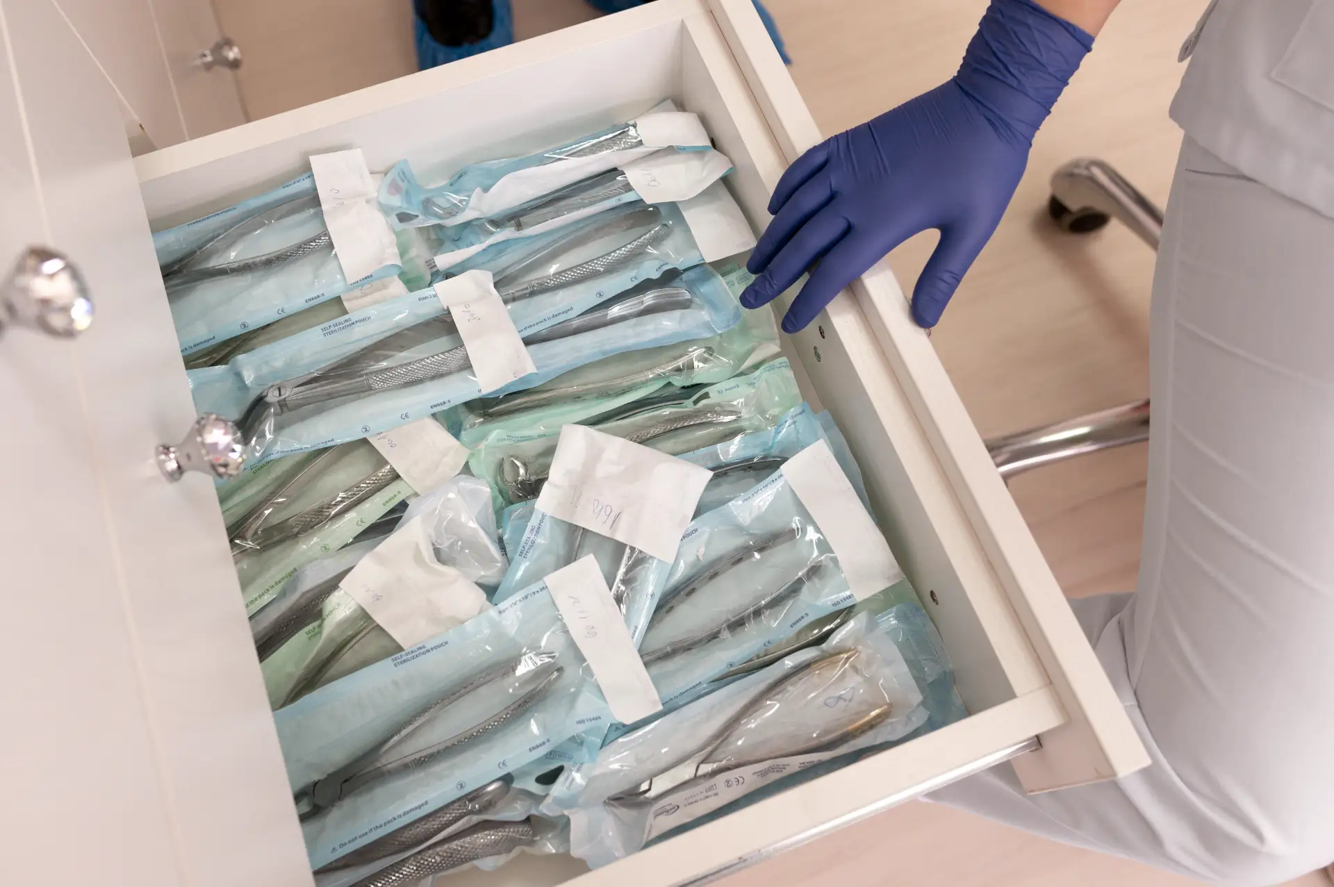 Como planejar uma sala de esterilização odontológica eficiente e segura